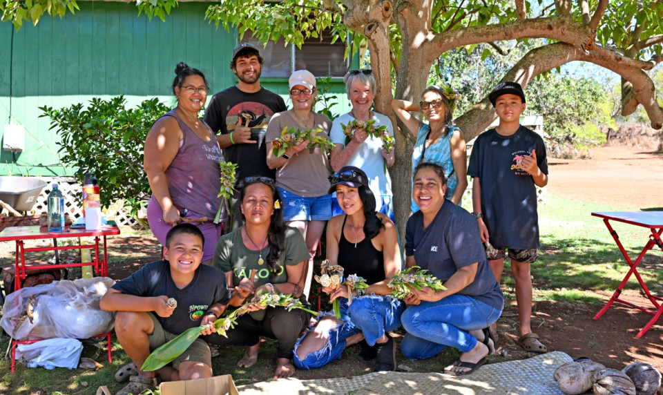 Lei Making with Maiʻa Bark
